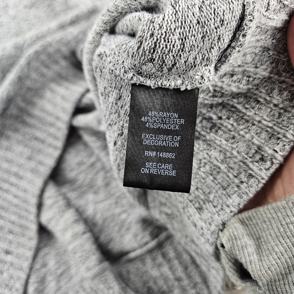 Torrid Super Soft Plush V-Neck Lace Pieced Sleeve Raglan Sweatshirt Heather Gray - Picture 7 of 10